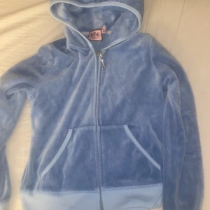 Juicy couture  - Jätte fint och mysigt juicy couture sett i en fin blå färg. Jag säljer denna då den inte kommer till någon användning😊Storleken står M men den är rätt så liten så skulle säga mer S. Priset kan disskuteras 