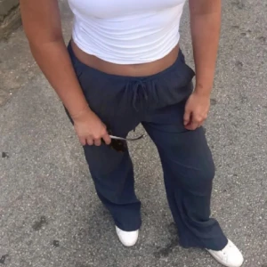 Hm lågmidjade linnebyxor - Säljer mina jätte fina hm linnebyxor i storlek xxs💕 de är lite slitna/trasiga vid fötterna men det är inget som syns då de är svarta💕