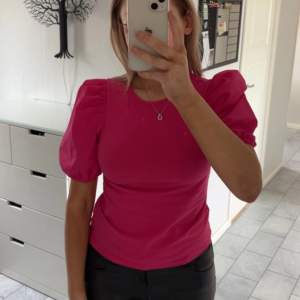 Rosa t-shirt med puffärmar från H&M i nyskick. Köptes för några månader sedan men har inte använt än. Säljer då den inte kommit till användning. Köpare står för frakt.😙