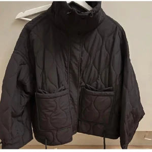 Zara jacka - Säljer denna quiltade jackan🙌🏼 sparsamt använd, så är i fint skick🥰🥰 inte så stor i storleken (passar S-L) beroende på hur man vill att den sitter på. (Går ej ned i pris)!!