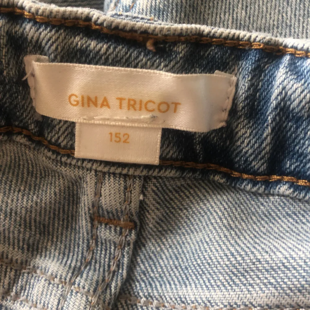 Säljer dessa lågmidjade jeans från Gina tricot! Lite använda min inget slitage alls. Säljer dessa på grund av att dom inte passar mig längre😚. Jeans & Byxor.