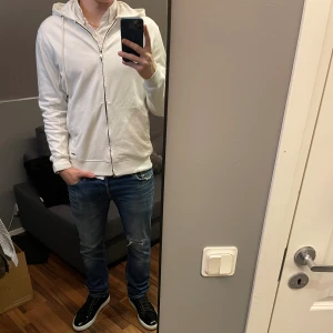 Massimo Dutti zip hoodie  - Säljer denna half zip från Massimo Dutti. Köpt förra julen och inte använts så ofta. Alltså bra skick! Skriv om funderingar.