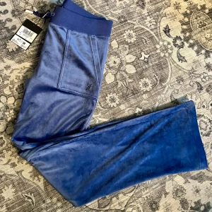 Juicy couture tracksuit pants  - Storlek small!  Köpta från Nelly!  Orderbekräftelse finns för garantera äkthet! Endast prövade! 