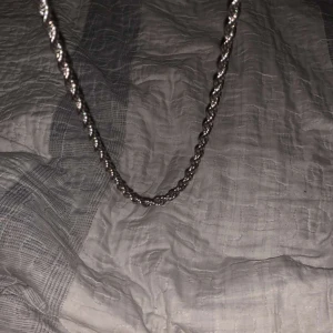 Cordell kedja - Säljer denna kedja åt en vän som ej vill ha kvar den för att han inte tycker om den mer. Den är 6mm och 65cm. Den är silverpläterad. 