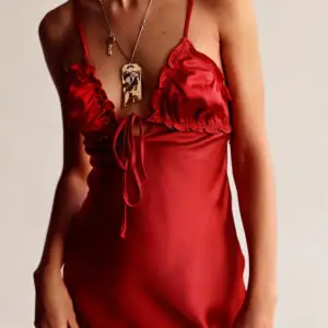 Säljer denna sjukt fina sommar klänning. Aldrig använd, storlek xs/s. 400kr + frakt   HELT SLUT  i lager på hemsidan!❤️ säljer pga att jag beställde hem två stycken.