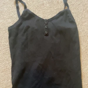 Gullig topp - Gullig topp med knappar- stretchig och liten i storleken- blir tajt🩷 urringad vid användning‼️ 