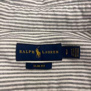 Säljer nu denna Ralph Lauren skjorta i storlek S! Den är i nyskick utan fläckar eller hål och om du köper den inom 7 dagar bjuder plick på frakten! Vid frågor eller funderingar är det bara att skicka ett meddelande:)