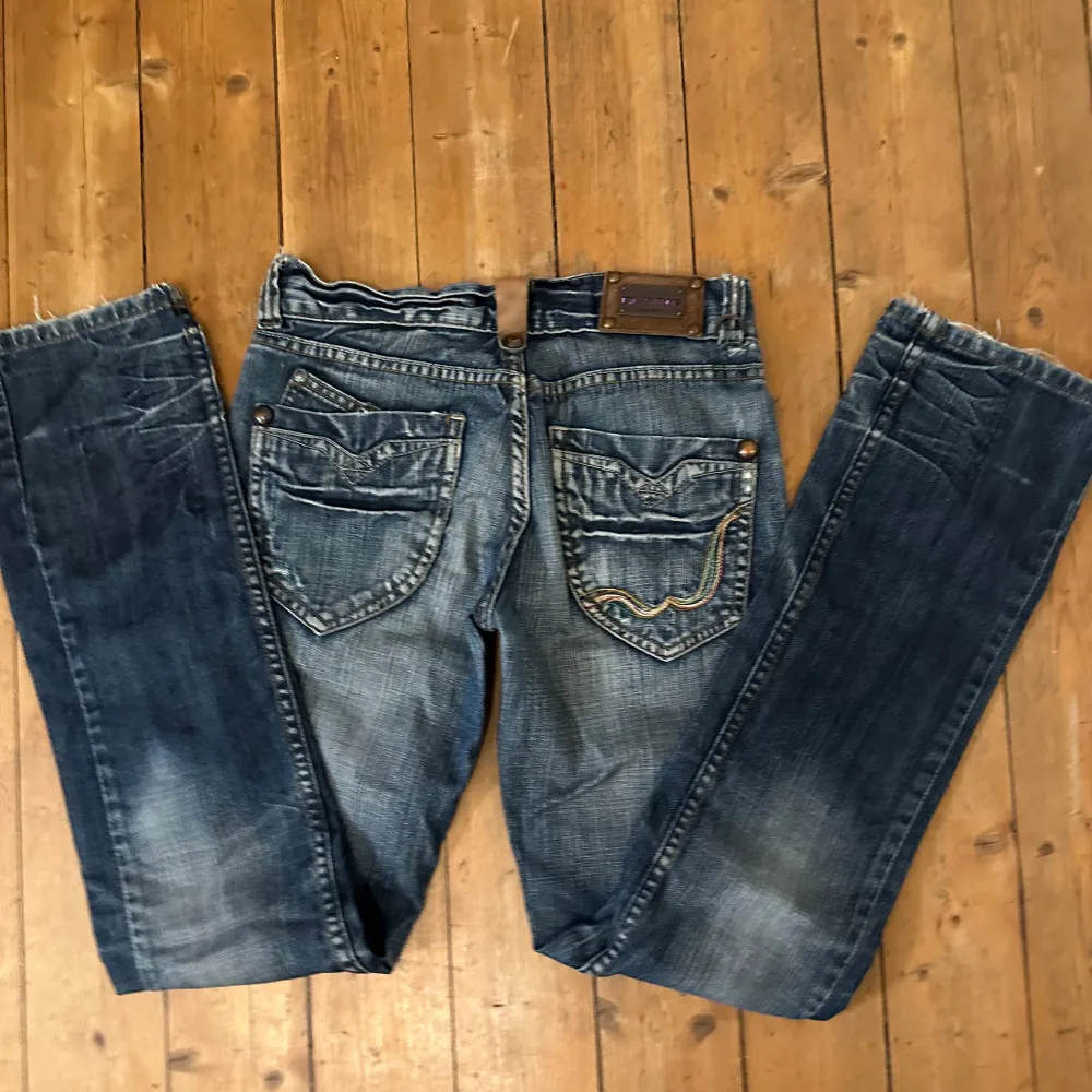 Riktigt snygga jeans me många snygga detaljer  Midjemått rakt över 39 cm Innerbenslängd 83cm . Jeans & Byxor.