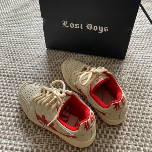 Lost Boys  - Storlek 41 , US 8, använda mindre än fem gånger. Som i nyskick (förpackning mm följer med)  - modellen går ej att få tag på längre ( limiter edition )  Nypris 2400 kronor