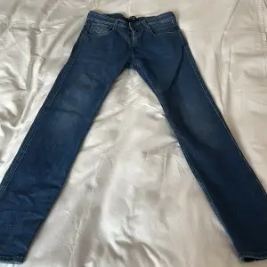 Tja, säljer ett par riktigt fräscha Replay jeans. Skicket är 8/10 använda ungefär 3-4 gånger. Hör av er vid minsta fundering. Mvh ES Resell. 💯💭💫