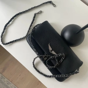 Zadig Voltaire väska i nyskick  - Mycket fint skick, som ny 27 x 15 cm