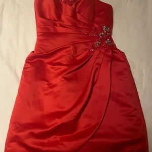 Festklänning  - Jätte fint festklänning endast provat .