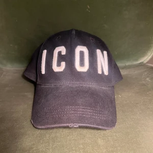 Dsquared 2 ICON keps - Snygg Dsquared 2 keps köpt från NK för 1400. Tyvärr hittade jag inte kvittot. Tveka inte att skriva om du undrar nått! 