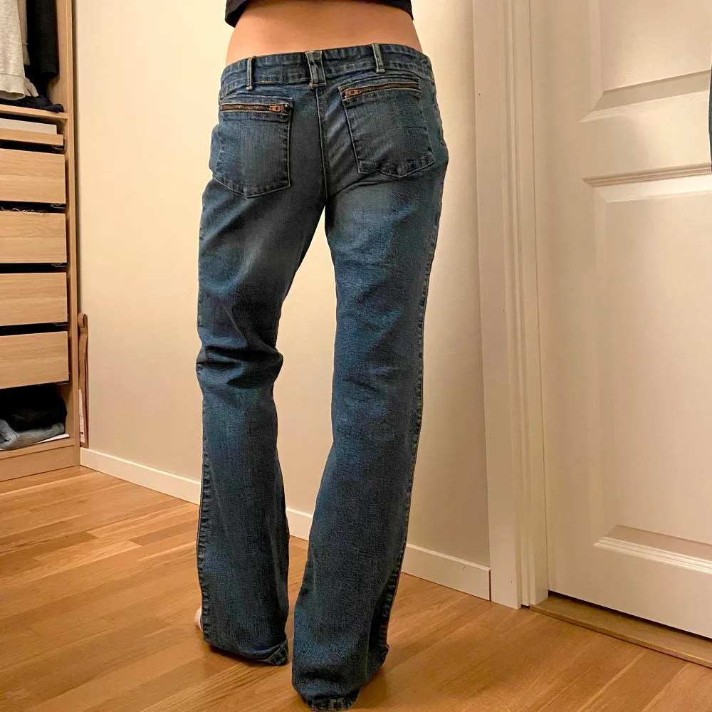 Så himla snygga o coola jeans med massa fickor!! Så unika 🩷🩷🩷 lite stora på mig i midjan. Jeans & Byxor.