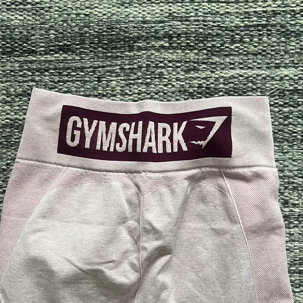 Säljer dessa gymshark leggings i ljusrosa! Använda men i bra skick( därav lågt pris) Inga defekter, förutom ingen tvättlapp! 💗. Jeans & Byxor.