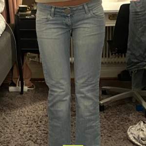 Så fina jeans med cool knapp😋köpte här p Plick men de passade tyvärr inte💘jag har sytt in de lite i låren men inget som gör större skillnad, liten slits längst ner💘 skirv om frågor🫶🏻lånade bilder från förra ägaren! KONTAKTA INNAN KÖP NU!!