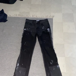 Repuation studios flared jeans  - Säljer pågrund av att jag knappt använder dem. Kom gärna privat för frågor eller om du vill ha mer bilder. Litet hål där man knäpper dem men det är inget som syns eller påverkar. Nypris ligger på ca 1200