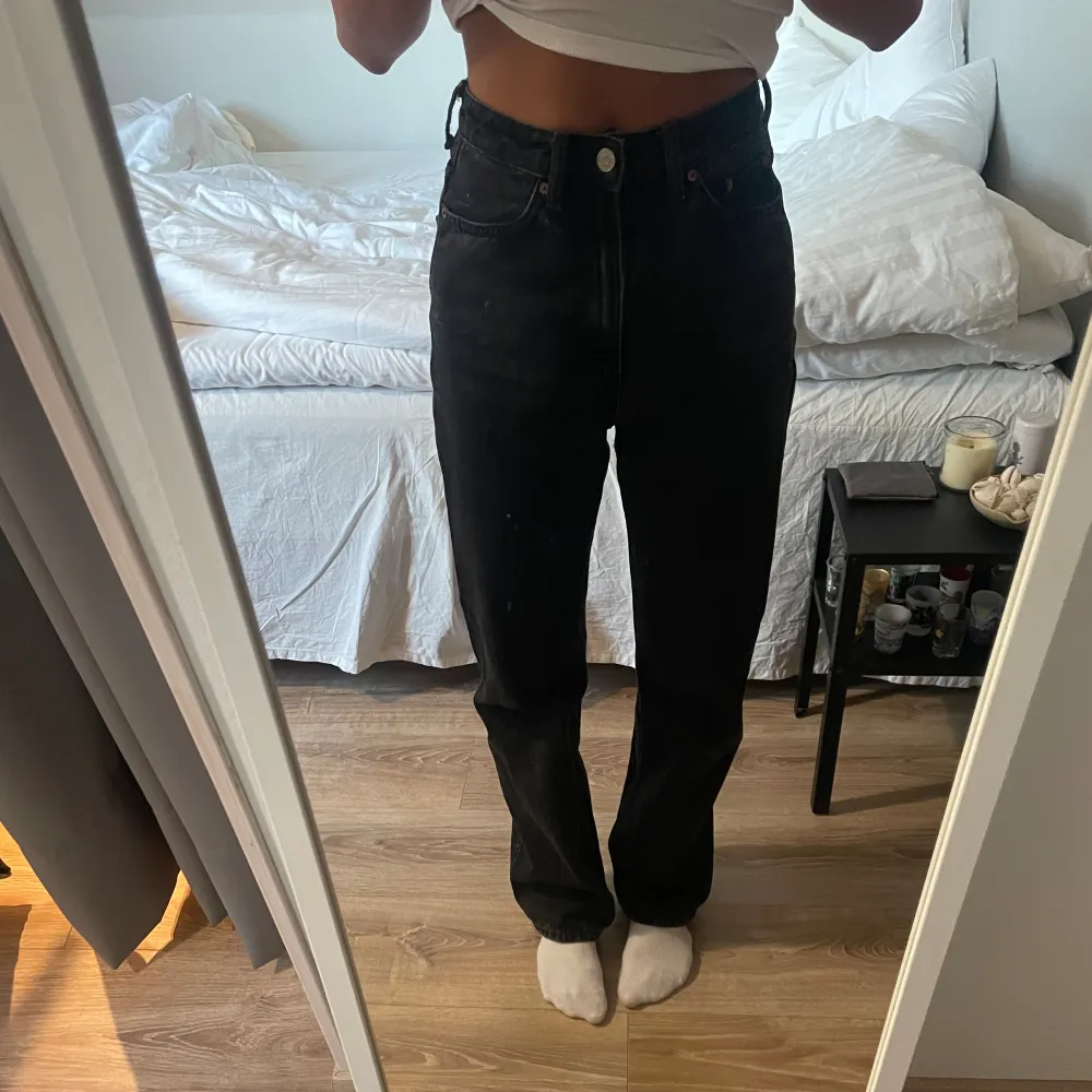 Svarta jeans från weekday . Jeans & Byxor.