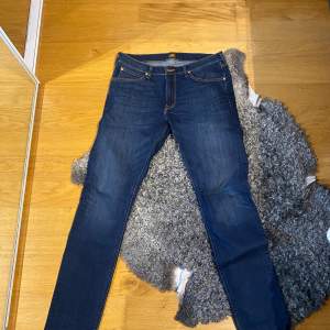 Snygga Lee jeans slim anvönda fåtal gånger!  Nypris ligger på 1200! 33/32