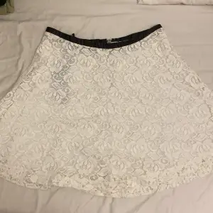 Säljer en vit kjol som aldrig kom till användning💕 perfekt sommar kjol! Skriv om ni har frågor och priset går definitivt att diskutera 