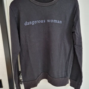 Ariana grande merch - (LIGGER UPPE PÅ ANDRA SIDOR)  Storlek: M Märke: Ariana Grande  Anmärkningar: Kan ej hitta något  Ariana Grande x Dangerous woman. Tror denna är unofficial. Tunnare crewneck, upplevs mer som en S än en M. Inte använd mycket.