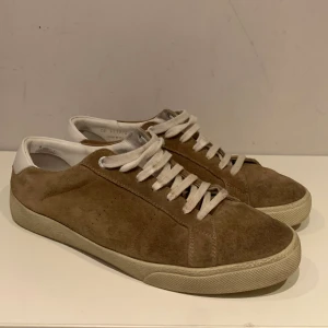 Saint Laurent Sneakers / Strl: 43,5  - Ett par riktigt feta YSL sneakers som jag säljer pga att de inte kommer till lika mycket användning längre. De har inga märkvärdiga defekter och de är i bra skick, finns tecken på användning. Bara att skriva vid frågor och priset kan diskuteras🙌🏻