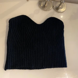 Svart tubtopp  - Tubtopp i storlek S men skulle även passa folk med storlek M