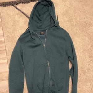 Pull bear holdie - Pull and bear ziphoodie i storlek L. Använd en del men bra skick 