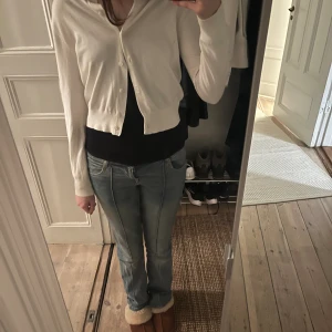 Vit kofta - Vit kofta från hm i bra skick. Ser kortare ut på bilden när jag har den på mig då jag drog upp den lite för jag tycker den blir snyggare så🤍skicka gärna prisförslag