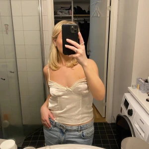 Satintopp H&M - Säljer denna supersöta topp från H&M, storlek 38. Helt oanvänd med prislapp kvar!