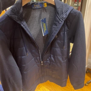 Ralph Lauren Cardigan  - Köptes sommaren 2022 för runt 3600, använt ett par gånger men inga som helst defekter. Säljer nu eftersom att den blivit för liten. Passar perfekt till våren samt sommaren!