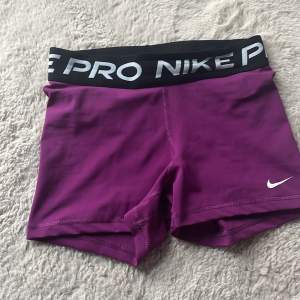 Träning shorts från Nike i lila använda max 2 gånger storlek S nypris ca 300
