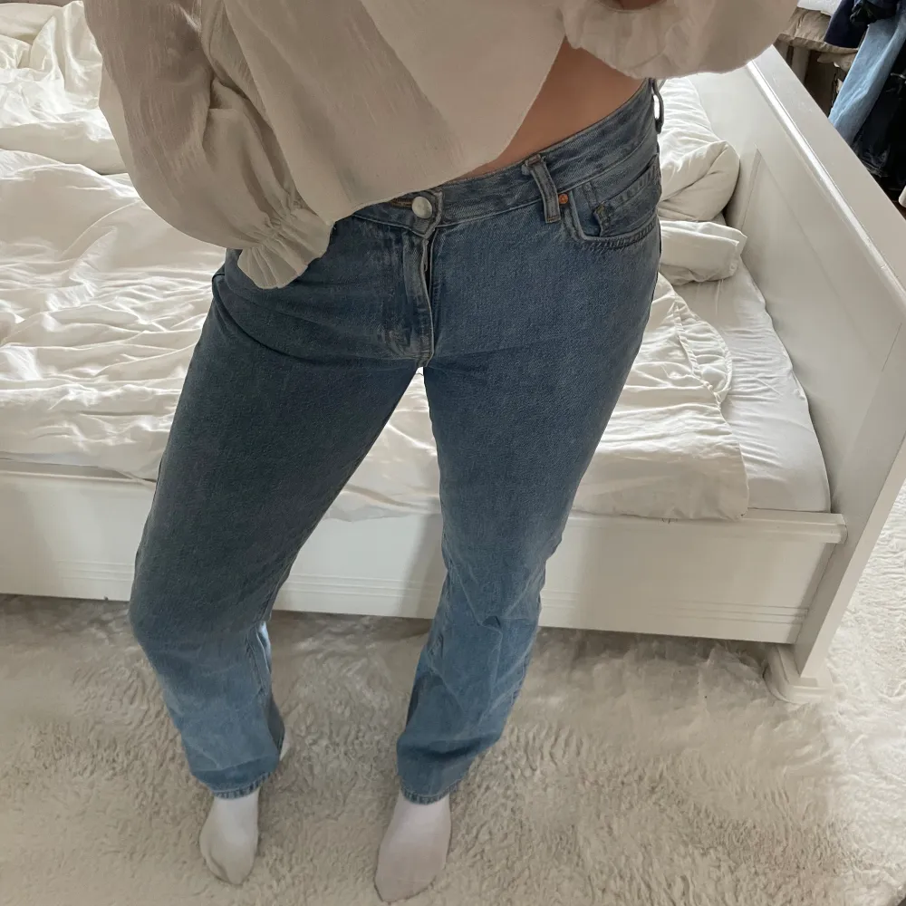 Snygga jeans från bikbok. Modellen heter low straight. Storleken i midjan är 28 och i längden 32. Jag är 178❤️‍🔥❤️‍🔥❤️‍🔥❤️‍🔥. Jeans & Byxor.