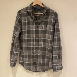 Rutig skjorta Ralph Lauren - Säljer denna rutiga skjorta från Ralph Lauren. Skick 9/10, nästan ny. Hör av er vid intresse!🟫