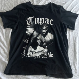 2pac t-shirt - jätteskön tröja. använder dock inte så mycket  Priset kan diskuteras skriv till mig om du är intresserad 🥰