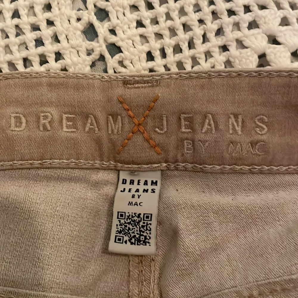 Säljer nu dessa skitsnygga jeansen från MAC jeans då de inte kommer tilll användning, de är beigea och passar bra till en snygg vit topp💕 de har en knappt synlig fläck på ena benet, hör av dig om bilder och mått💕💕. Jeans & Byxor.