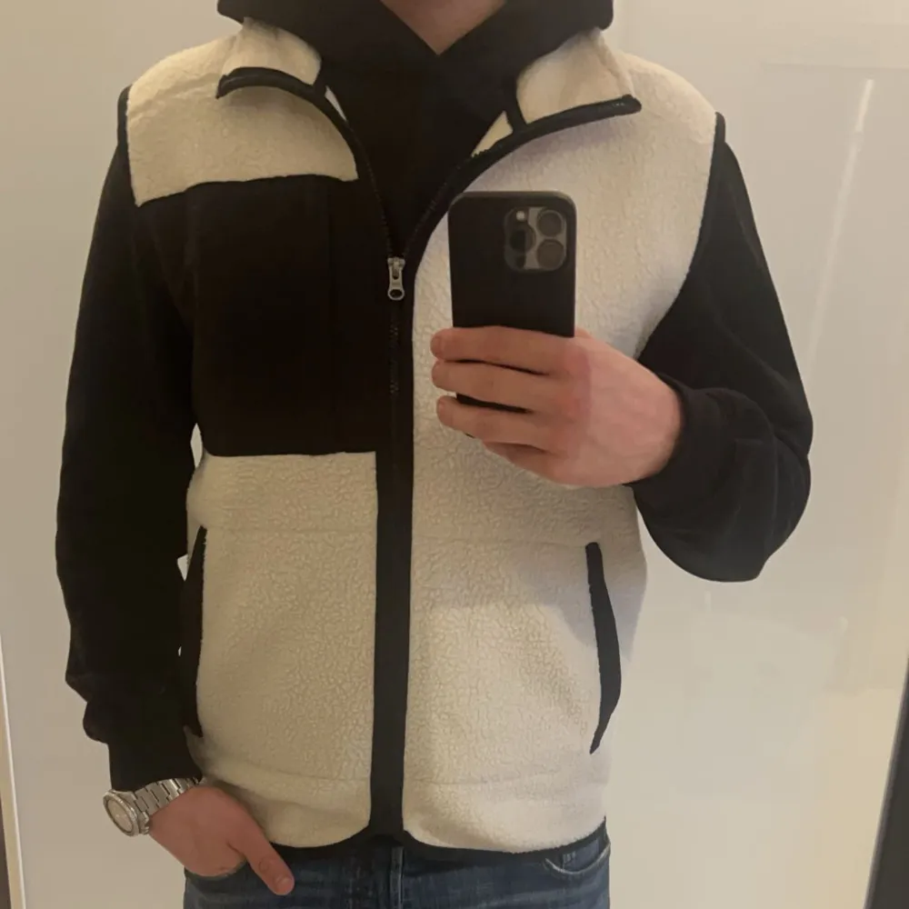 Tja! Säljer en as fet fleece väst som är helt ny. Nypris 700kr Mitt pris 499kr. Jackor.