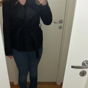 Vero Moda  - En svart kappa från Vero Moda i storleken S, använd ett få tal gånger (Pris kan diskuteras) 