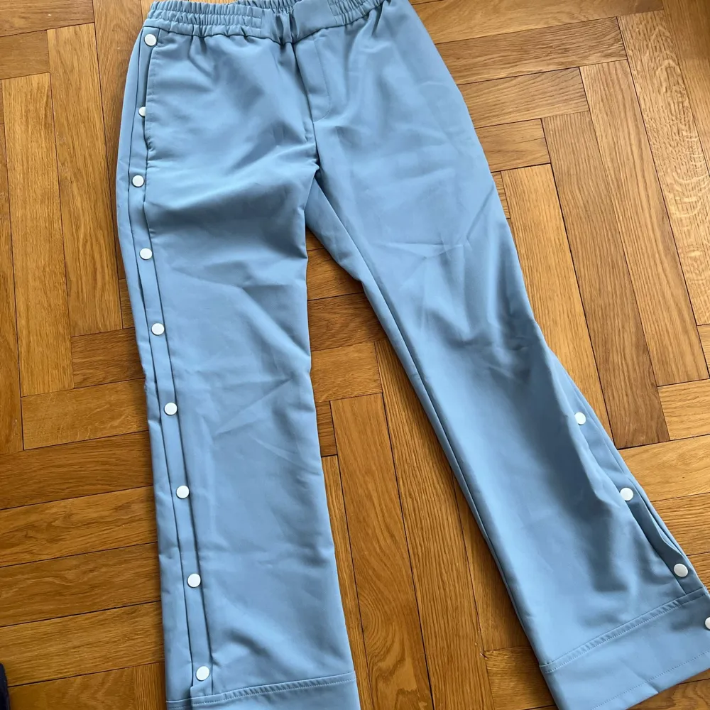 Ljusblå hope byxor, aldrig använda!unisex wom-36 man-44. Jeans & Byxor.