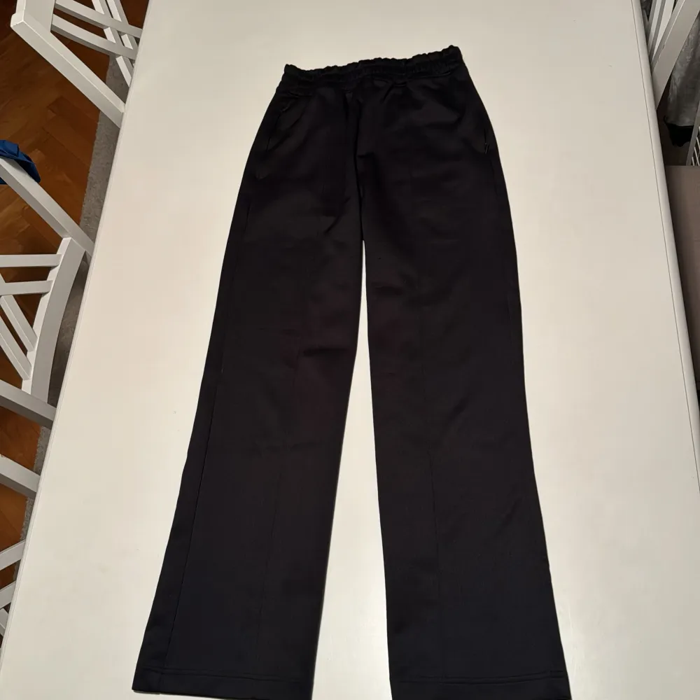 Ett par svarta byxor som påminner om kostymbyxor men lite tjockare material✨ dem köptes för 399 på stadium är i märket Soc och är användna mycket snällt😊. Jeans & Byxor.
