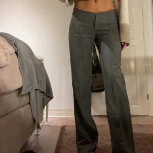 Grå kostymbyxor  - Grå kostymbyxor som är högmidjade men som jag brukar vika ner!! Går att sy ner dom men inte orkat, annars kan man ha dom högmidjade💗 Lappen är bortklippt men är säker på att dom är i storlek M, väldigt långa i benen (Jag är 177cm)💕