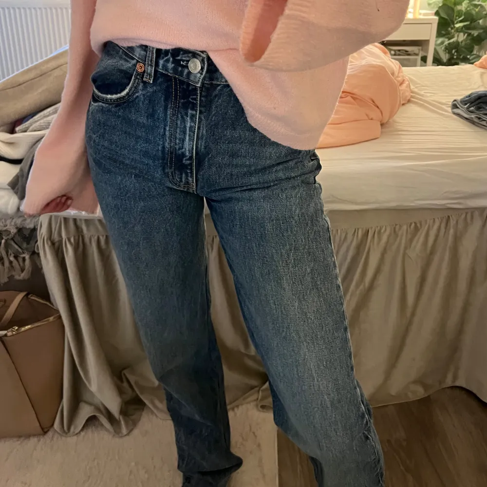Snygga jeans från zara, lite långa på mig som är 170 😁. Jeans & Byxor.