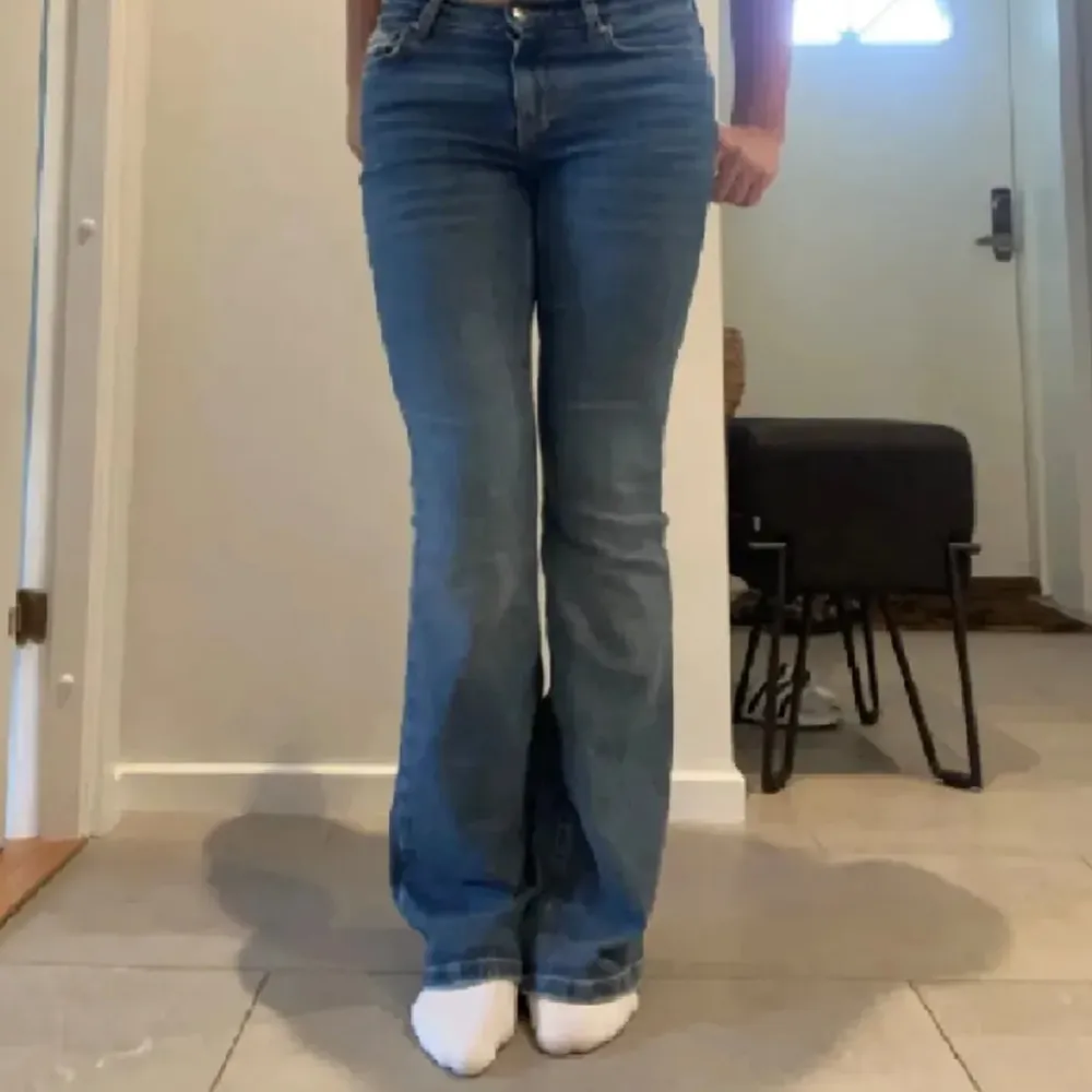Jätte fina low waist bootcut jeans från Gina, knappt använda då jag har ett par liknande men de sitter jätte snyggt💓 Nypris 500kr (lånad bild). Jeans & Byxor.