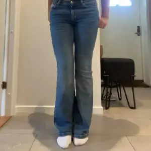 Jätte fina low waist bootcut jeans från Gina, knappt använda då jag har ett par liknande men de sitter jätte snyggt💓 Nypris 500kr (lånad bild)