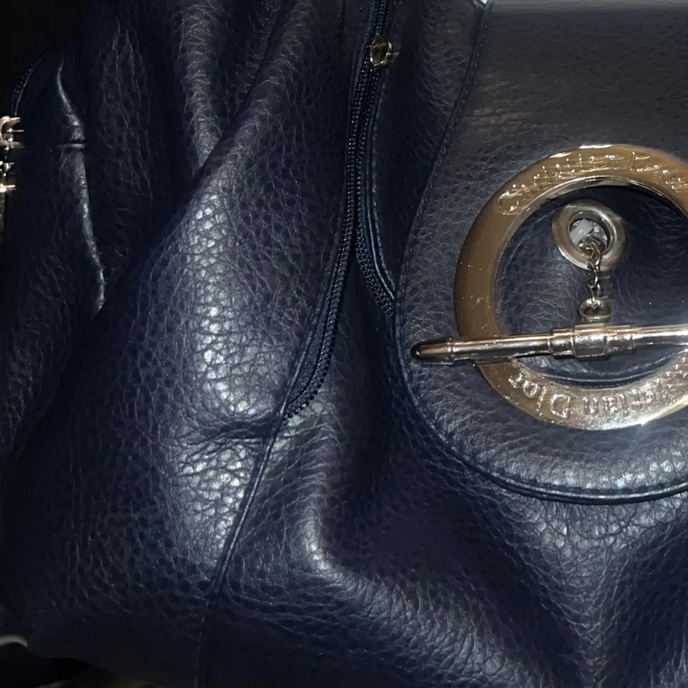 En så fin väska med loggan som Christian Dior, vet ej om den är äkta då den köptes second hand!! Rymlig och perfekt som skolväska💕💕Väskan är mörkblå med kan se ut som svart (se sista bilden). Väskor.