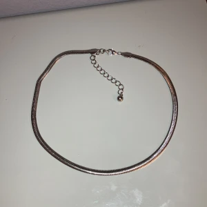 Fint silver halsband - Skitsnyggt silver halsband som jag säljer för att jag tror den skulle passa bättre på någon annan. Aldrig använd och precis köpt. 💋🪽Kontakta mig innan köp.