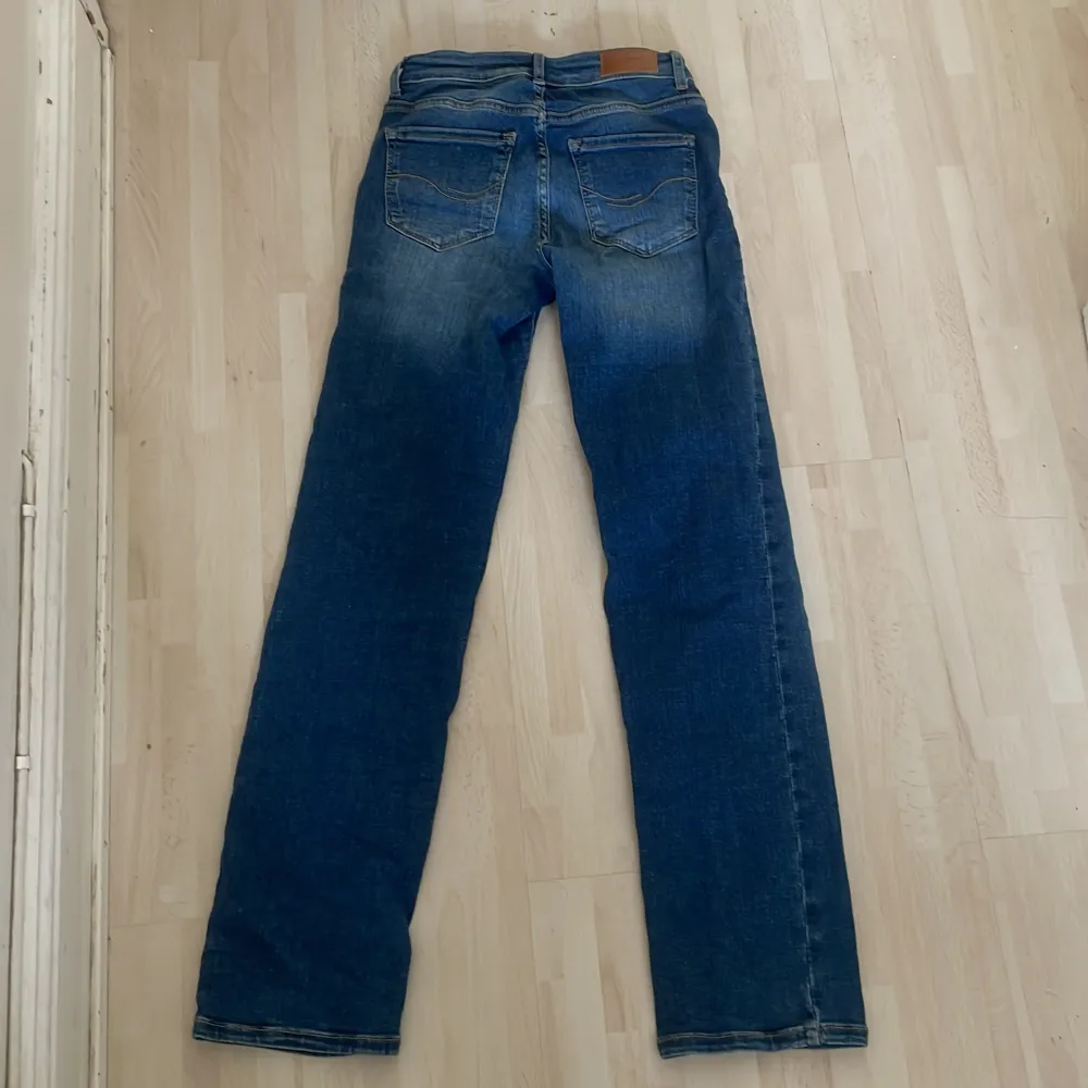 Straight mid Rise jeans i nyskick, andvända 2 gånger men har tyvärr växt ut dem❤️ Jag är 166 och dem är lite för korta så skulle rekommendera till någon som är 155-160❣️. Jeans & Byxor.