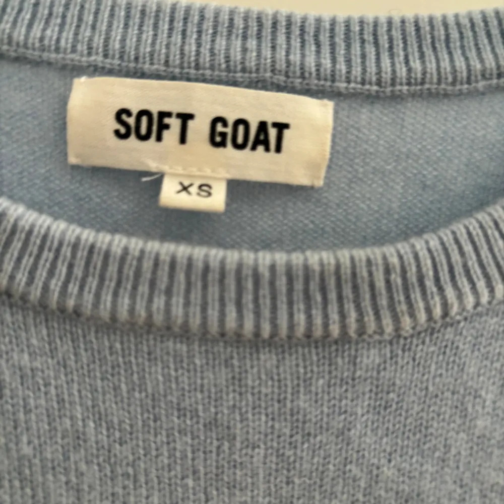 Supersöt soft goat t shirt, inga defekter använd ksk 5 ggr. Nypris 1700 skulle säga att den passar både XS och S. T-shirts.