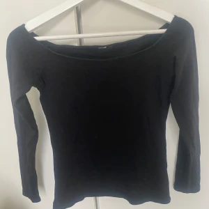 Tröja  - Offshoulder långärmad tröja, lappen är borta men tröjan är från hm.