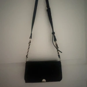 Axelremsväska  - En jätte fin axelremsväska från don donna. Säljer den så den inte används längre. Den har varit trasig på ena bandet men nu lagat, inget man tänker på💞